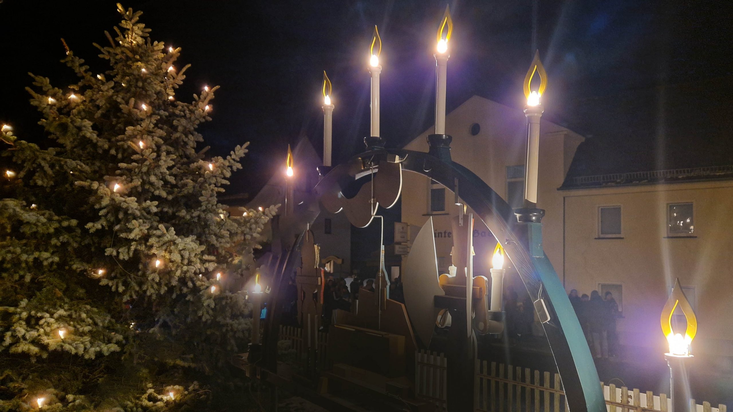 Schönborns Schwibbogen leuchtet wieder